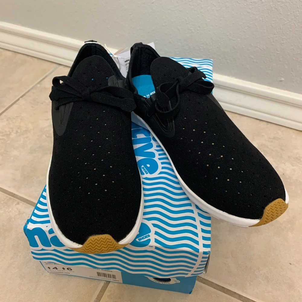 NWT! Native AP Moc Shoes— Jiffy Black Size 6 (W)